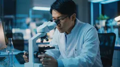 ミクロの世界：最初の顕微鏡を発明したのは誰で、いつ？