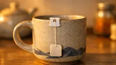 パン袋の留め具で解決、ティーバッグの紙タグが沈まない簡単ワザ