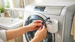 洗面所で眼鏡が迷子にならない、洗濯機の側面を定位置にするマグネット収納